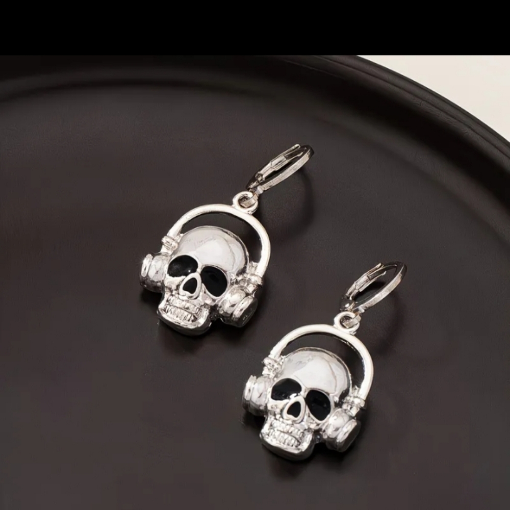 ♥️I Individually $10 Or Bundle 5/$20 Silver Skull Headphone Earrings 🩶